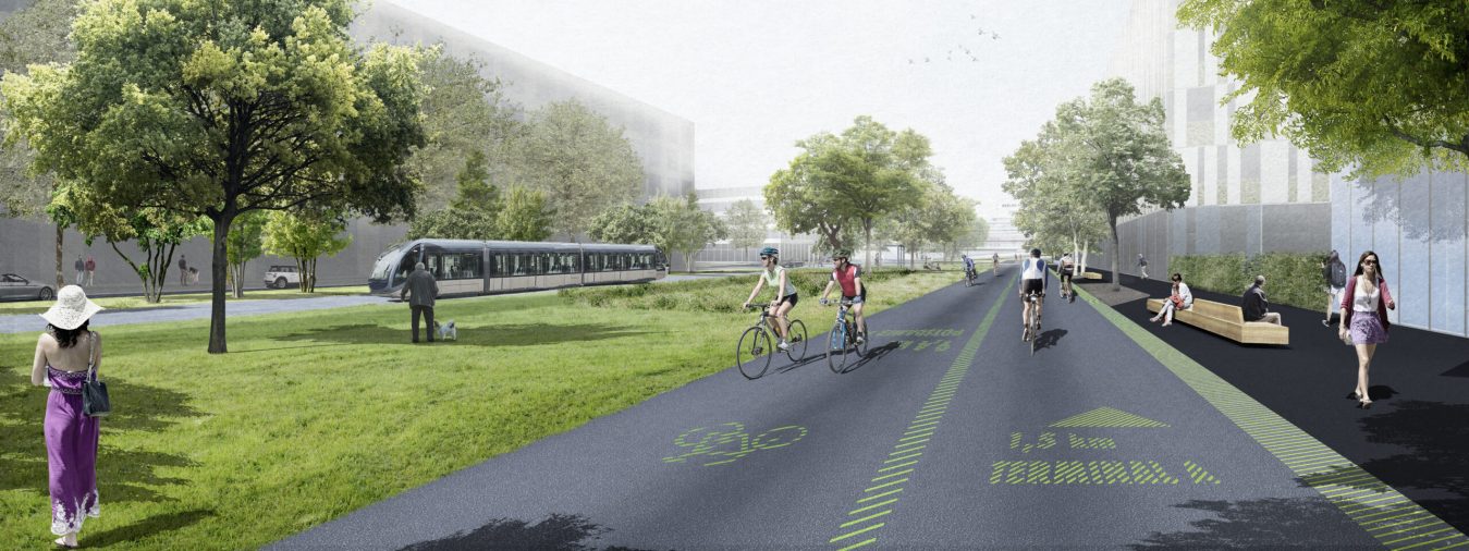Fahrradfahrer fahren auf Landebahn durch die begrünte Stadtheide. Links im Bild passiert ein Zug.